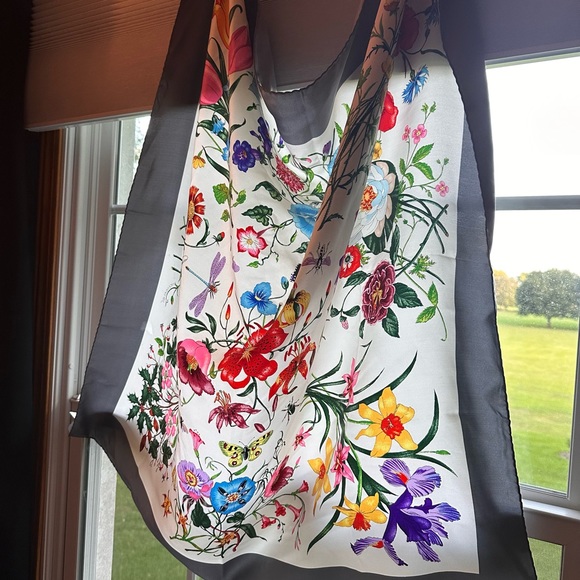 Like new Vintage Gucci Scarf. I bought it and wore it once. Beautiful design! - Picture 4 of 9